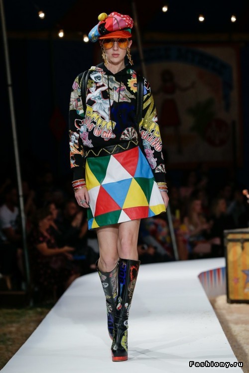 Moschino Круизная коллекция 2019 Moschino Круизная коллекция 2019