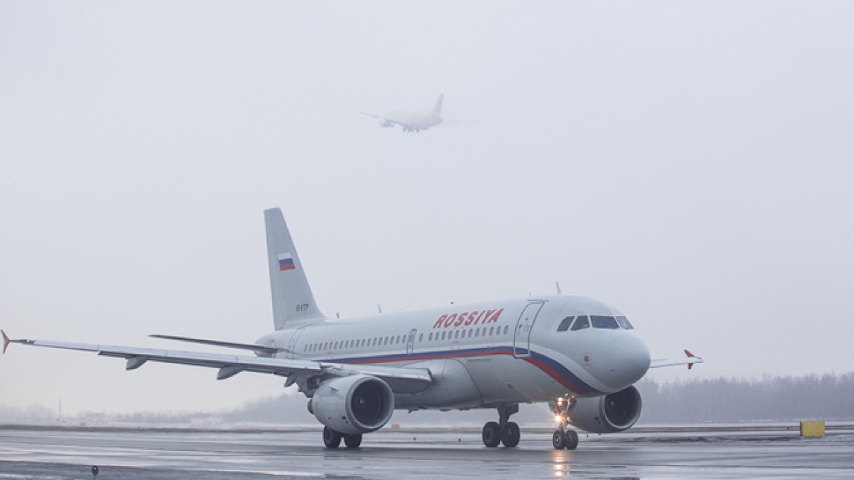 Взлетную полосу в аэропорту в Новом Уренгое ремонтируют 45 единиц техники