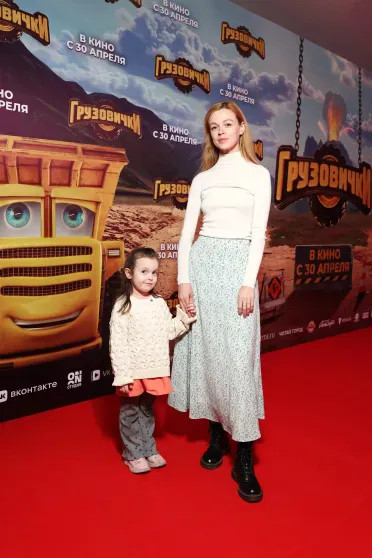 Агата Муцениеце с мужем Петром Дрангой и Фёдор Бондарчук с сыном (после новости о разводе) на премьере мультфильма 