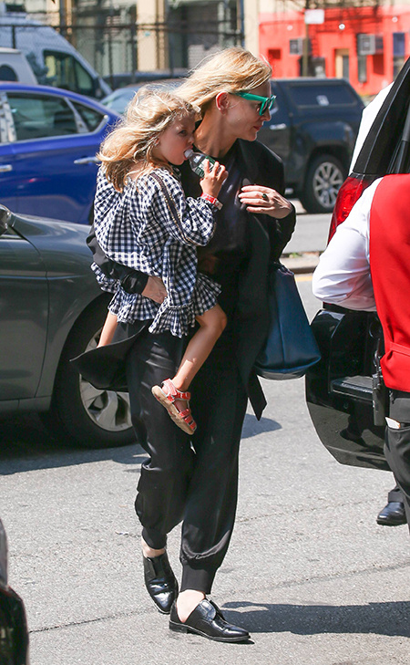 Как быстро растут чужие дети: Кейт Бланшетт с сыновьями на прогулке в Нью-Йорке Как быстро растут чужие дети: Кейт Бланшетт с сыновьями на прогулке в Нью-Йорке Дети,Дети знаменитостей