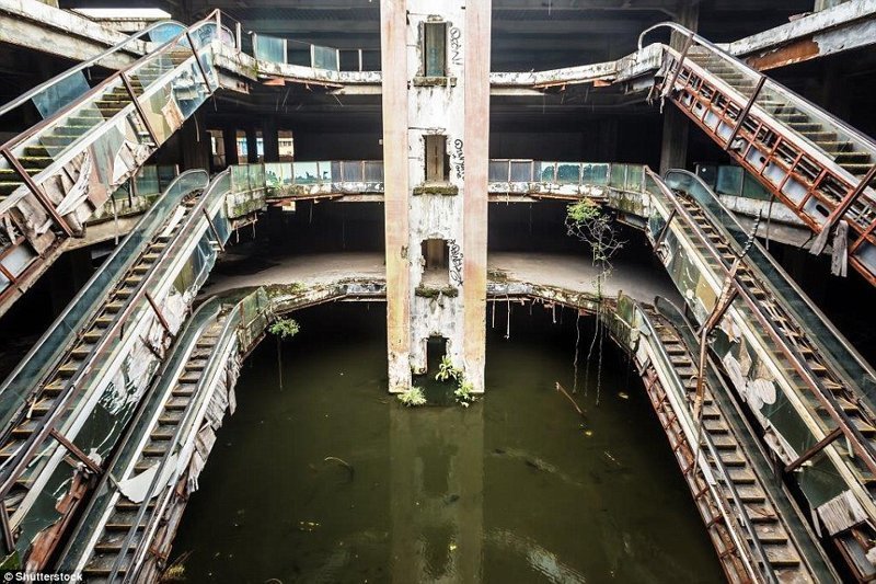 3. Торговый центр New World Mall в Бангкоке был закрыт в 1997 году из-за нарушения строительных правил. Пожар в 1999 году оставил его без крыши. заброшенное, заброшенные места, заброшенные объекты, интересное, находки, подборка, разрушенное, фото