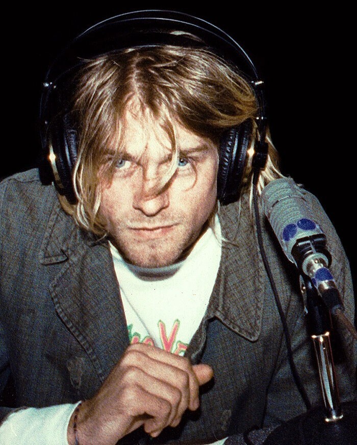 Курту Кобейну на самом деле не нравилась самая хитовая песня Nirvana - "Smells Like Teen Spirit". Музыкант однажды сказал: "Я едва могу закончить ее, особенно когда я не в настроении. Хочется просто бросить гитару и уйти"