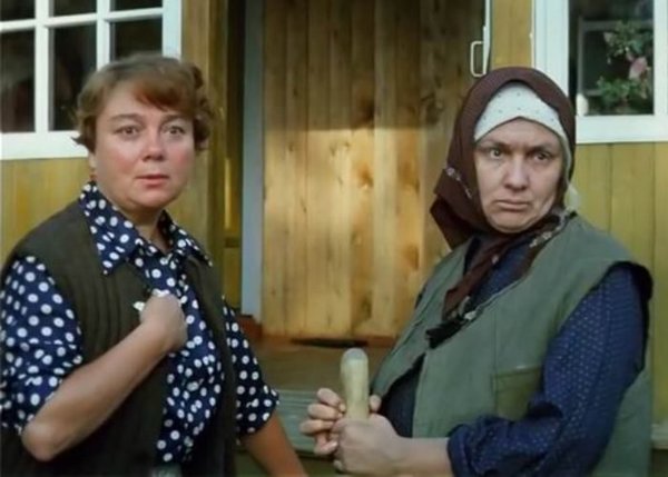 Нина Дорошина и Наталья Тенякова в фильме "Любовь и голуби" (1985)