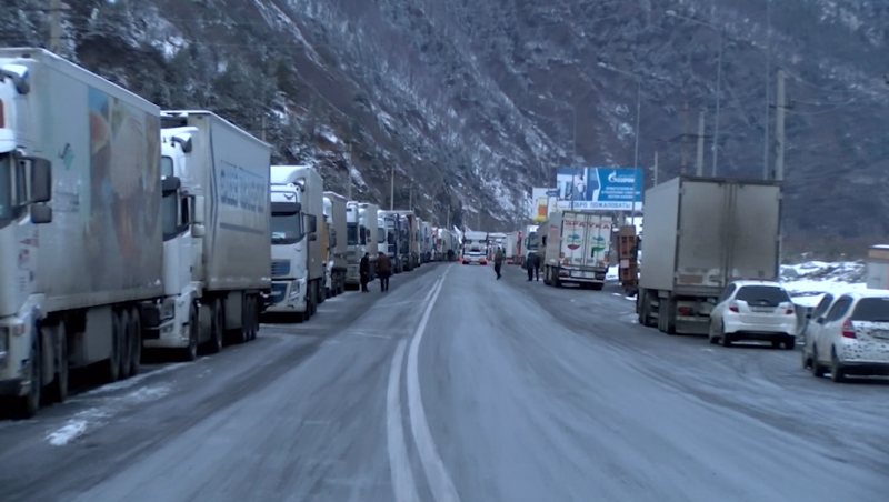 В Северной Осетии на Военно-Грузинской дороге застряли более 350 фур: репортаж с места событий