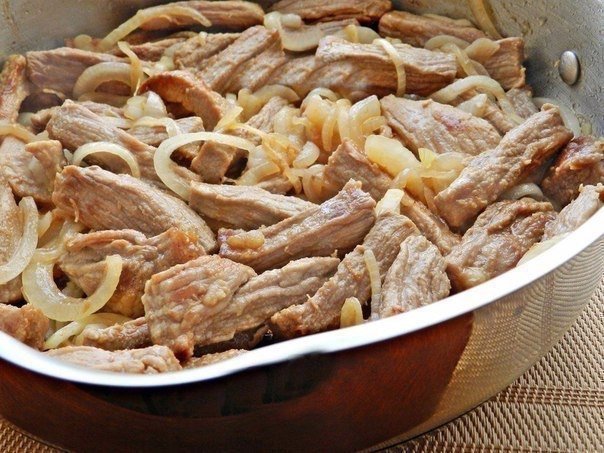 Мясо тушеное со сметаной