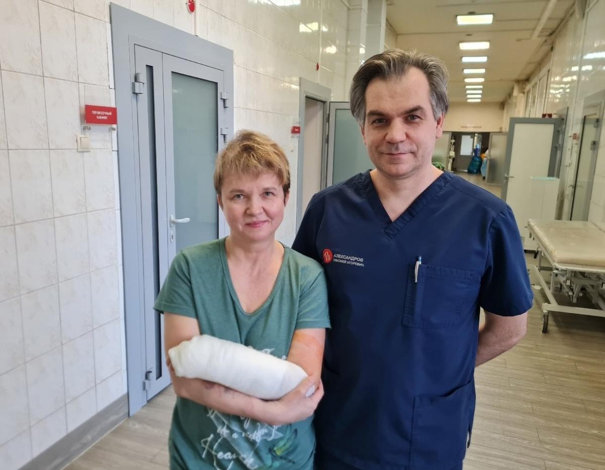Новосибирские хирурги восстановили руку пострадавшей от медведя женщине