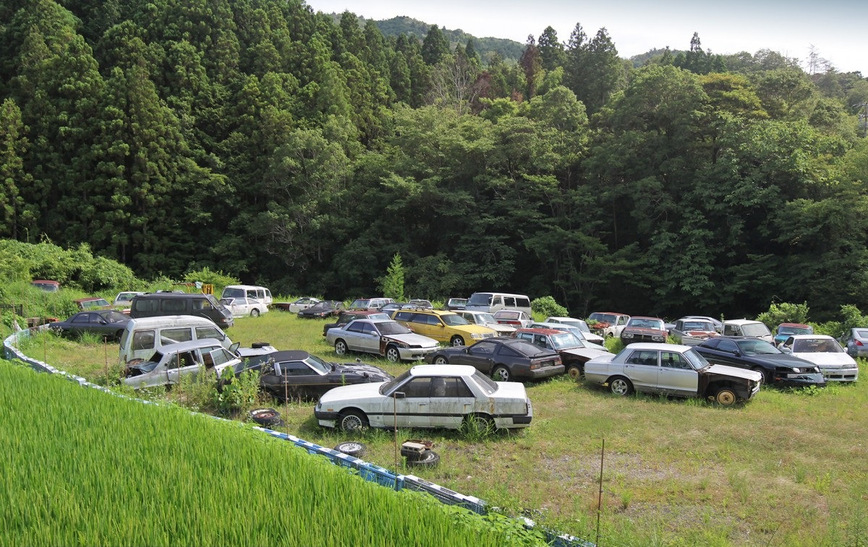 Поле в Японии, заполненное легендарными JDM автомобилями 