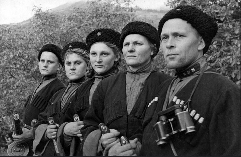 Семья Г. Зубенко, вся вступившая добровольцами в казачью часть Красной армии. Кубань,сентябрь 1942 года вов, военное, история, люди, невероятное, подвиг, факты