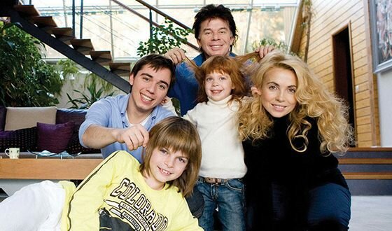 Олег Газманов с детьми и женой Мариной. 