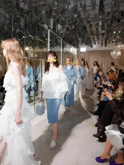 Ксения Собчак, жена главы Газпромбанка Даша Попова и Марика Абдразакова посетили показ Яны Расковаловой коллекции, Собчак, новой, Ксения, Марика, YanaПоказ, Абдразакова, Расковалова, Анастасия, Дарина, Попова, Ракель, Першкова, посетили, Расковаловой, послужили, творчество, Джоплин, Бурдена, звучание