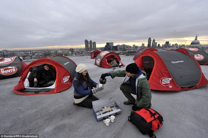 Кемпинг на крыше: в 2009 году компания Bovril разбила для отдыхающих палатки на крыше одного из небоскребов в центре Лондона кемпинг, мир, опасность, отдых, палатка, путешествие, турист, экстрим