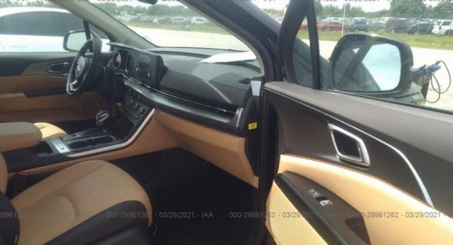 На ремонт первого разбитого в США KIA Carnival потребуется 1,3 млн рублей