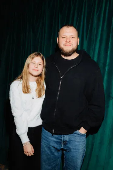 Агата Муцениеце с мужем Петром Дрангой и Фёдор Бондарчук с сыном (после новости о разводе) на премьере мультфильма 