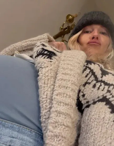 Сиенна Миллер в кружевном белье для рекламы косметики