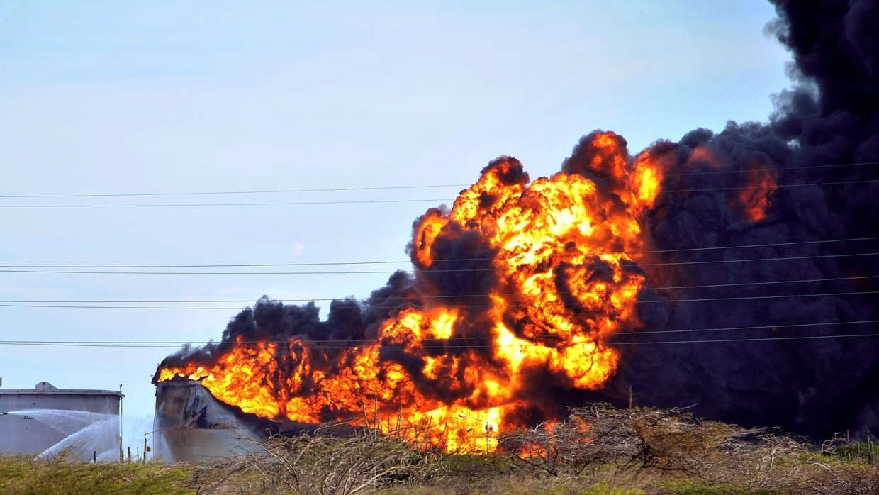 Последствия взрыва на нефтеперерабатывающем заводе Амуай