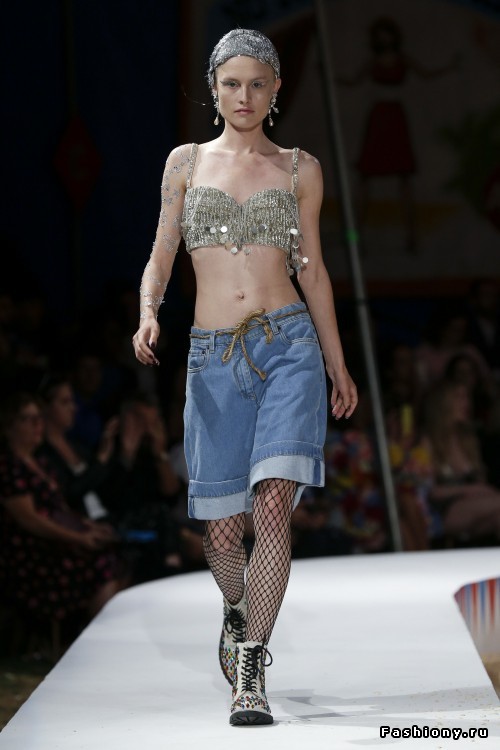 Moschino Круизная коллекция 2019 Moschino Круизная коллекция 2019