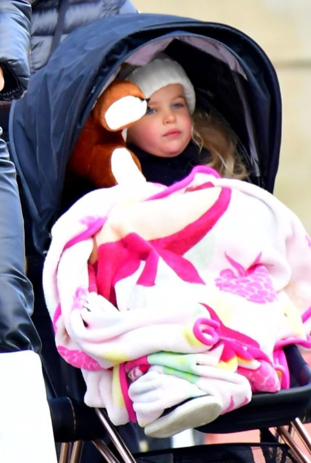 Ковбои в городе: Ирина Шейк представила стильный образ на прогулке с дочкой и мамой Ковбои в городе: Ирина Шейк представила стильный образ на прогулке с дочкой и мамой Мода,Стиль звезд