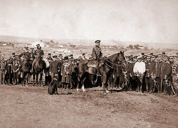 Император Александр ІІ с гвардейцами у Плевны. 1877 год