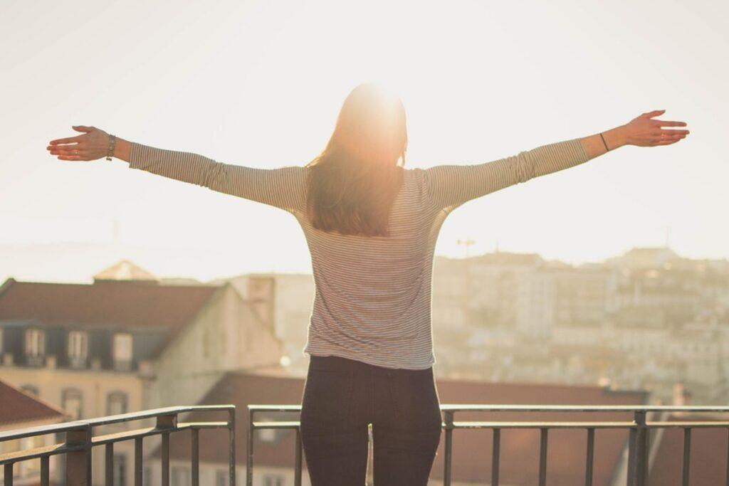 Воздух, свет и штрафы: почему застеклить балкон в Европе сложнее, чем купить машину