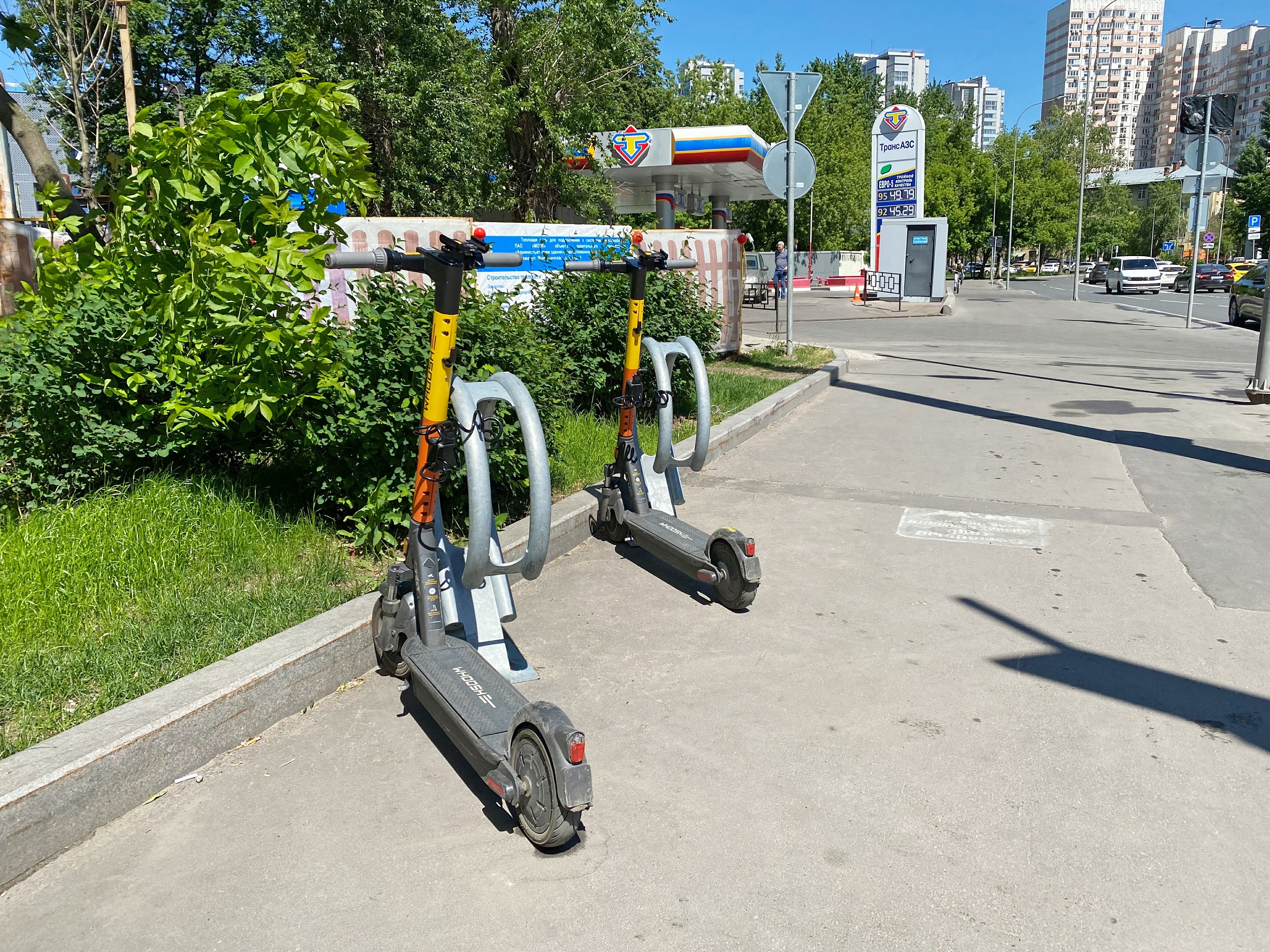 Сбитые на электросамокатах. Городской электросамокат. Электросамокат врезался. Самокаты в городе.