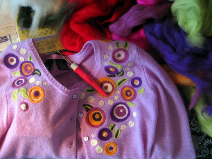 Валяние на одежде: нетривиальный декор свитеров и джемперов валяние,вязание,женские хобби,рукоделие,своими руками,умелые руки