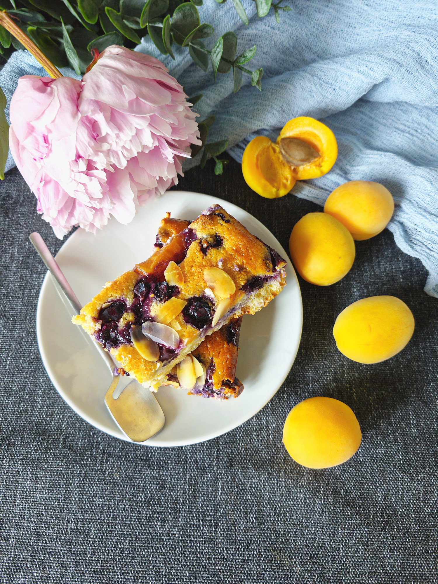 Нежная текстура творога, изысканный вкус миндаля и сладость абрикосов — всё это в одном блюде. Запеканка легка в приготовлении и не требует сложных ингредиентов.