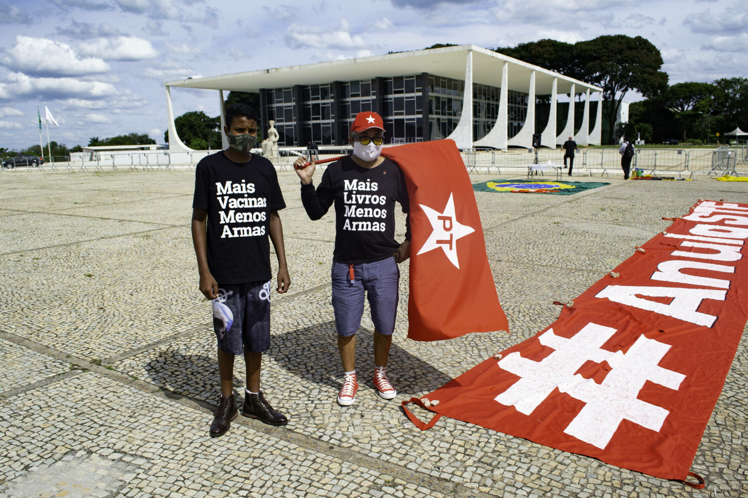 Протест в поддержку экс-президента Бразилии Лулы перед судьей Верховного суда в Бразилиа