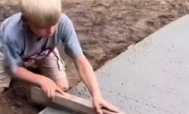 10-летний школьник стал каменщиком и уже в таком возрасте сам укладывает бетонную дорожку