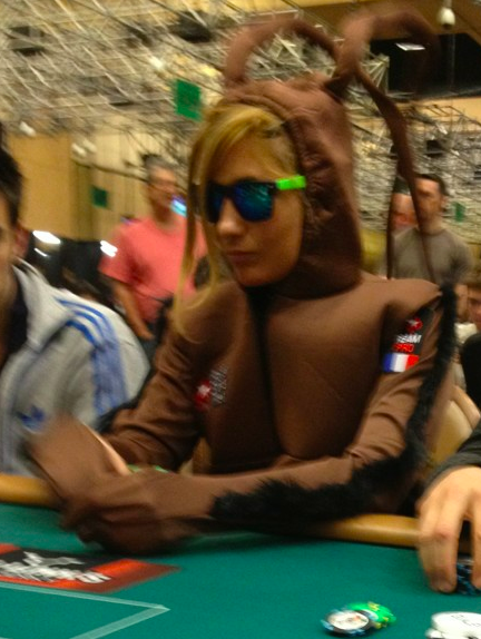 Кого только не встретишь за покерным столом азартные игры, девушки, интересно, покер, покерный стол, фото, юмор