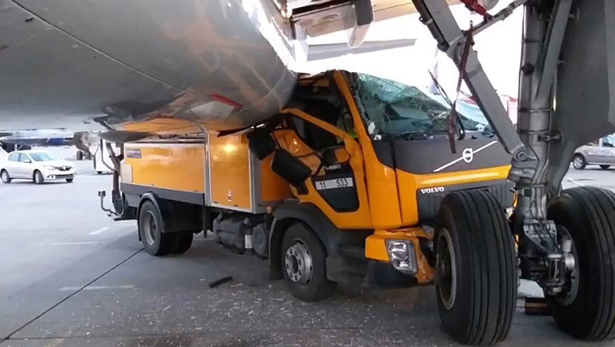 «У меня не проскочишь»: грузовик протаранил Boeing в Шереметьево