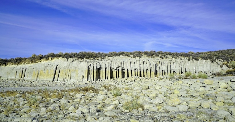 Загадочные колонны озера Кроули в Калифорнии