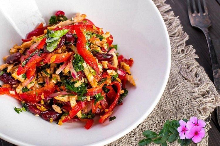 20 самых вкусных салатов с курицей и фасолью фасоли, перец, консервированной, Салат, молотый, курицы, салат, фасолью, вареной, фасоль, масла, понадобится 200, курицу, посоли, промой, поперчи, Смешай, черный, салата, добавь