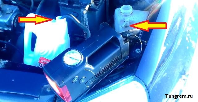 Сливаю антифриз перед заменой термостата на Ладе Калине