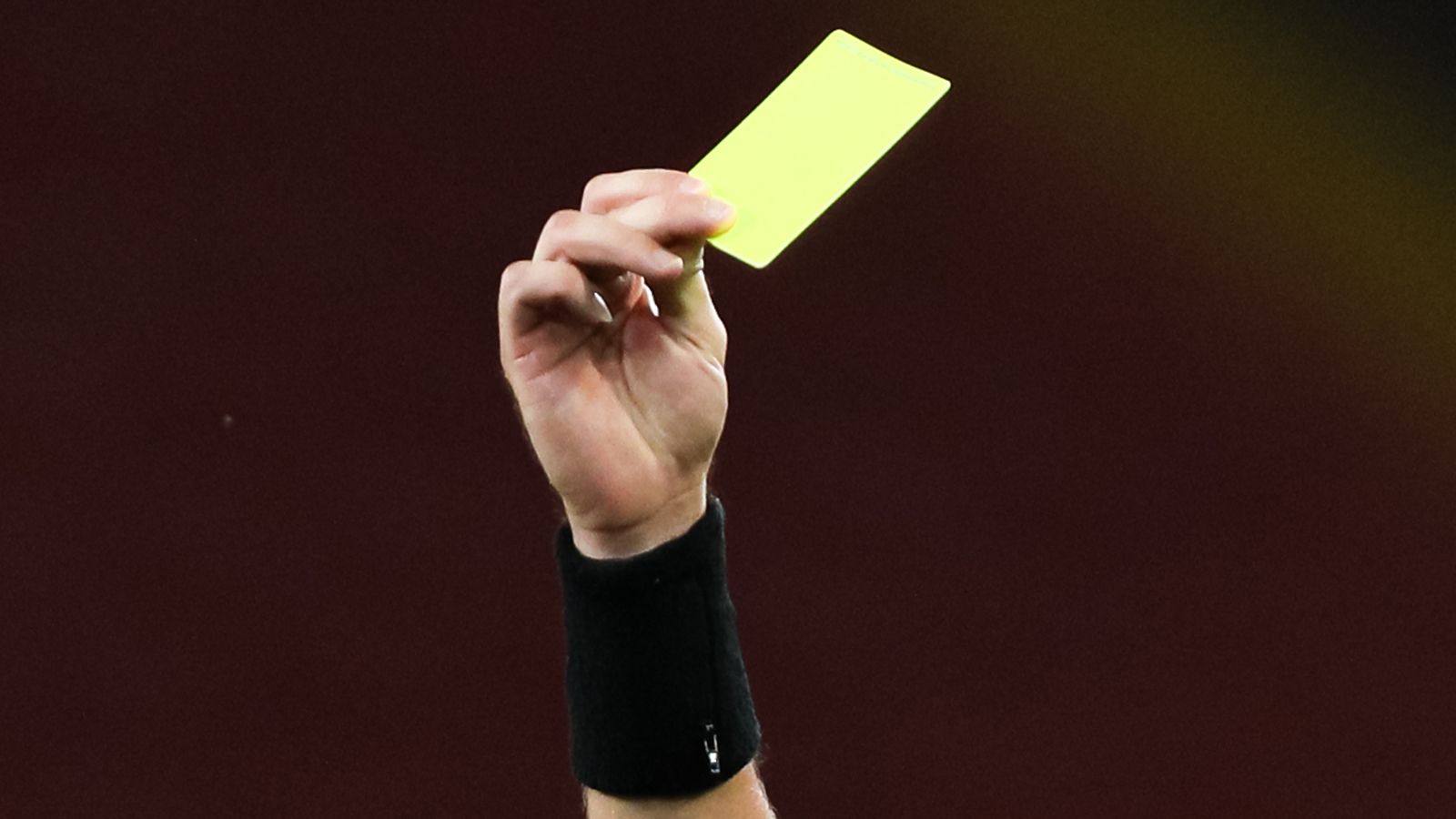 Арбитр футбольного матча чемпионата Белоруссии потерял сознание на поле