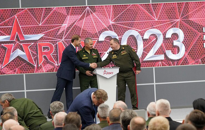 ИСПОВЕДЬ РУССКОЙ АРМИИ: ПО ВРАГУ УДАРЯТ "СТАЛЬНОЙ СТАРИК" И "БЕЗУМНЫЙ МАКС" оружие