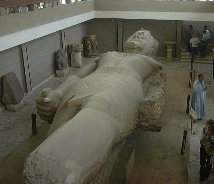 Гигантская статуя Рамзеса Великого в Мемфисе.