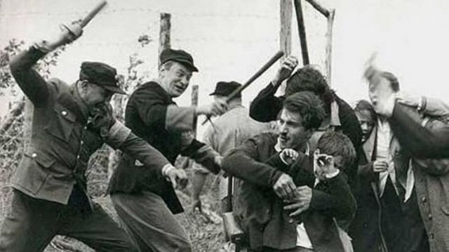 Избиение евреев бандеровскими полицаями. 1941