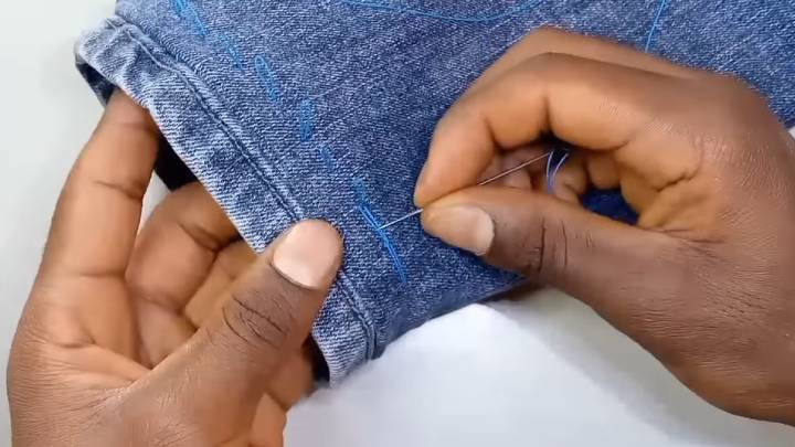 Укоротите джинсы без швейной машинки — простая техника шитья для новичков нужно, чтобы, этого, джинсы, внутри, вокруг, «назад, джинсов, нитку, иголка», каждом, заводить, Подшейте, прошить, носке, мешала, ткань, лишняя, закрепить, стежкеДойдя