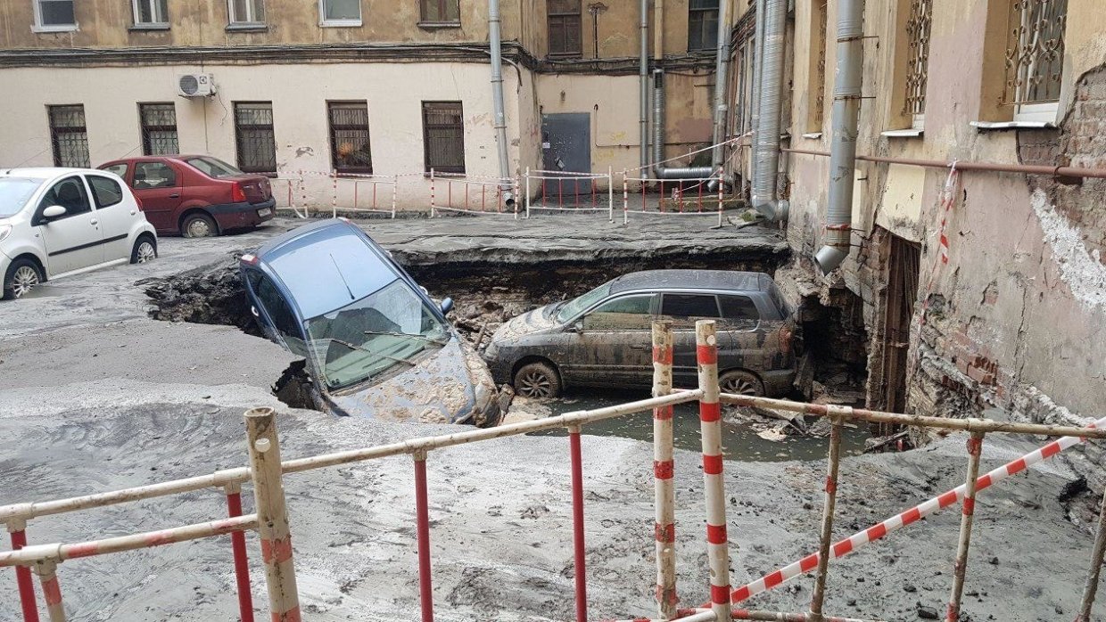 Прорвало трубу в Питере