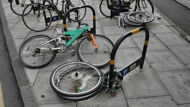 В Чикаго от припаркованных великов остаются рожки да ножки В Чикаго от припаркованных великов остаются рожки да ножки америка