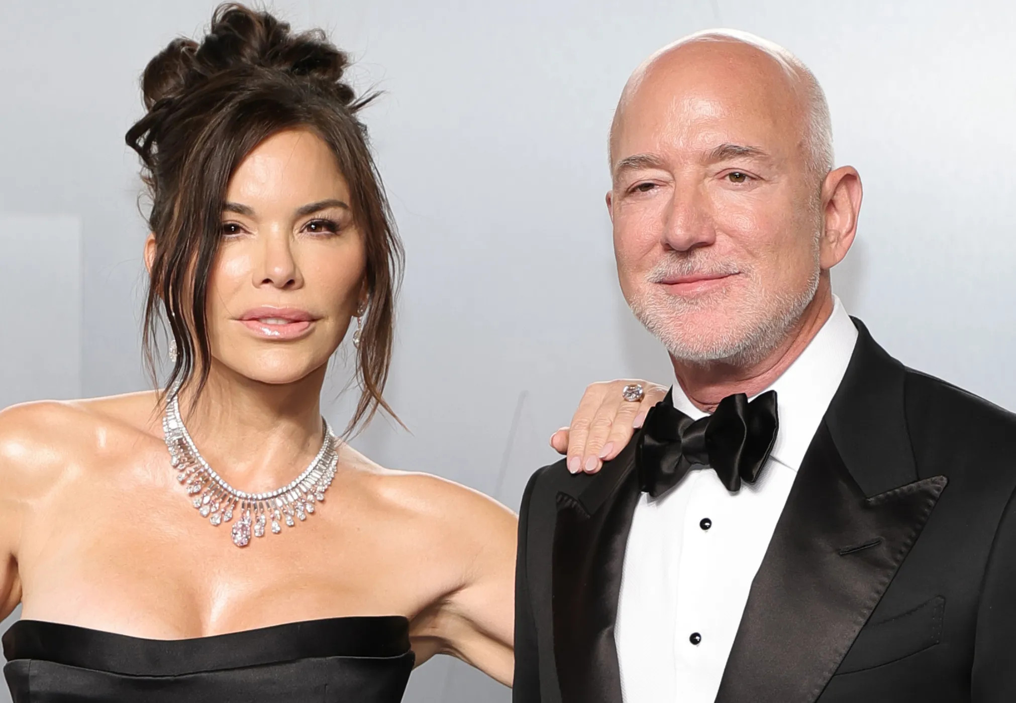 "Он годами продавал дешёвый полиэстер из Китая". В сети критикуют миллиардера Джеффа Безоса и его жену Лорен Санчес за "лицемерие"