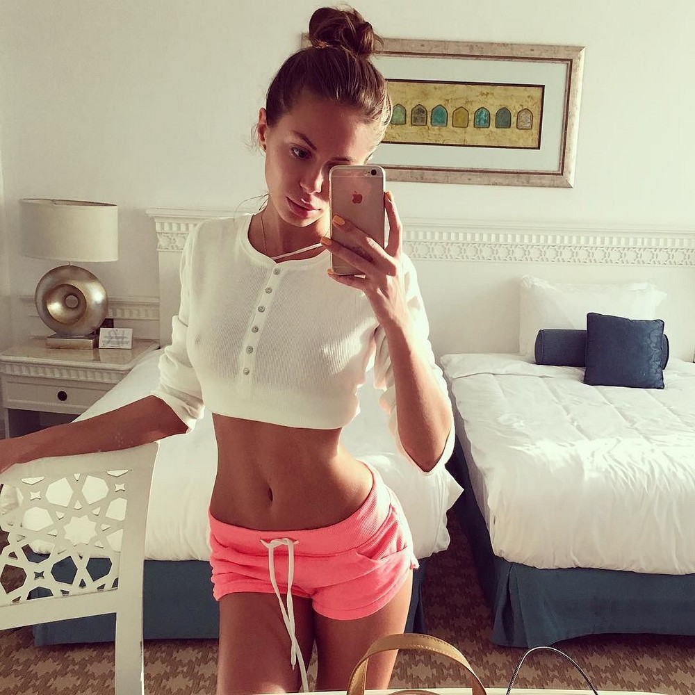 Лето и красивые девушки в шортах Лето и красивые девушки в шортах