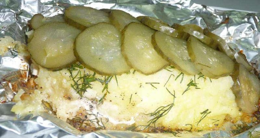 Рыба, запеченная с солеными огурцами: легкий ужин для всей семьи