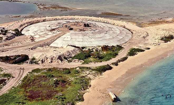 На заброшенном острове увидели круглую бетонную плиту. Она выглядит как крыша, но спускаться под нее запрещено Культура