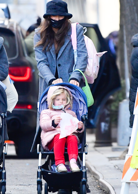 Все тренды в одном образе: Ирина Шейк с дочкой Леей на прогулке в Нью-Йорке Все тренды в одном образе: Ирина Шейк с дочкой Леей на прогулке в Нью-Йорке Мода,Новости моды