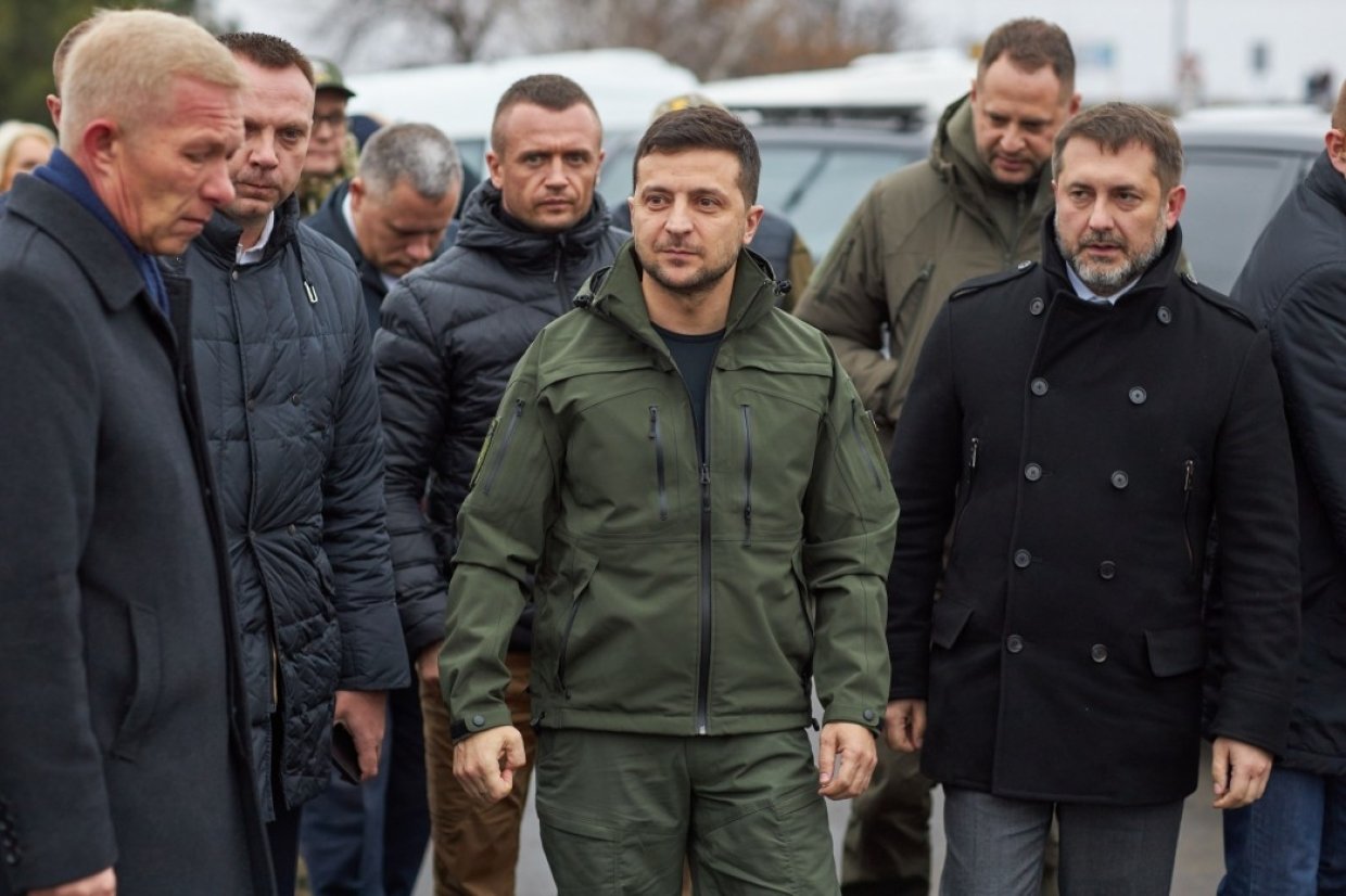 Луганск отреагировал на требование Зеленского убрать флаги ЛНР