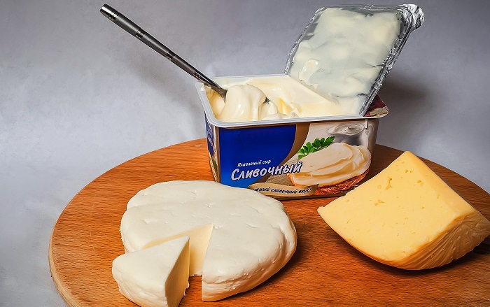 В плавленых и некоторых твердых сырах содержится много жира. / Фото: thecheese.ru