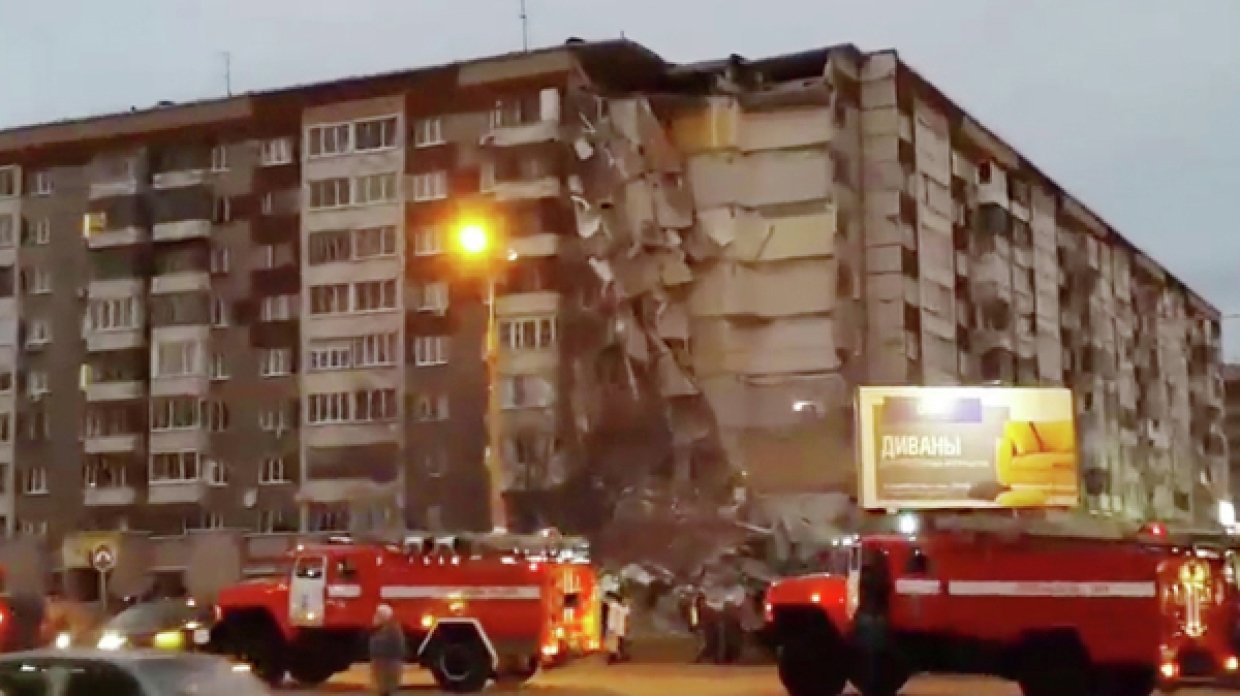 Более 10 человек могут оставаться под обломками разрушенного дома в Ижевске
