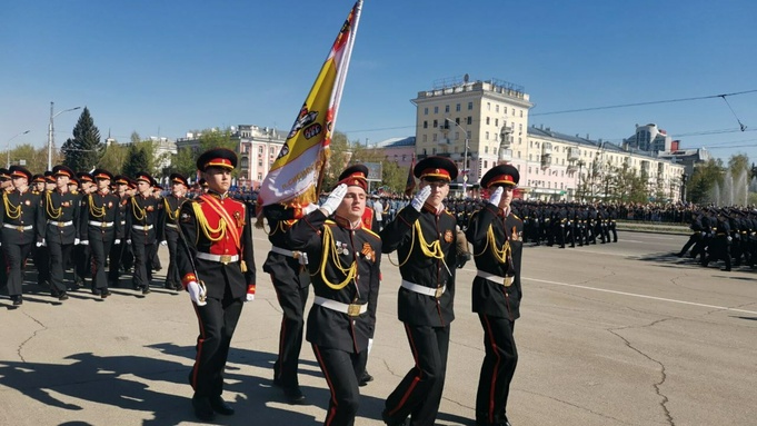 В Барнауле прошел парад Победы