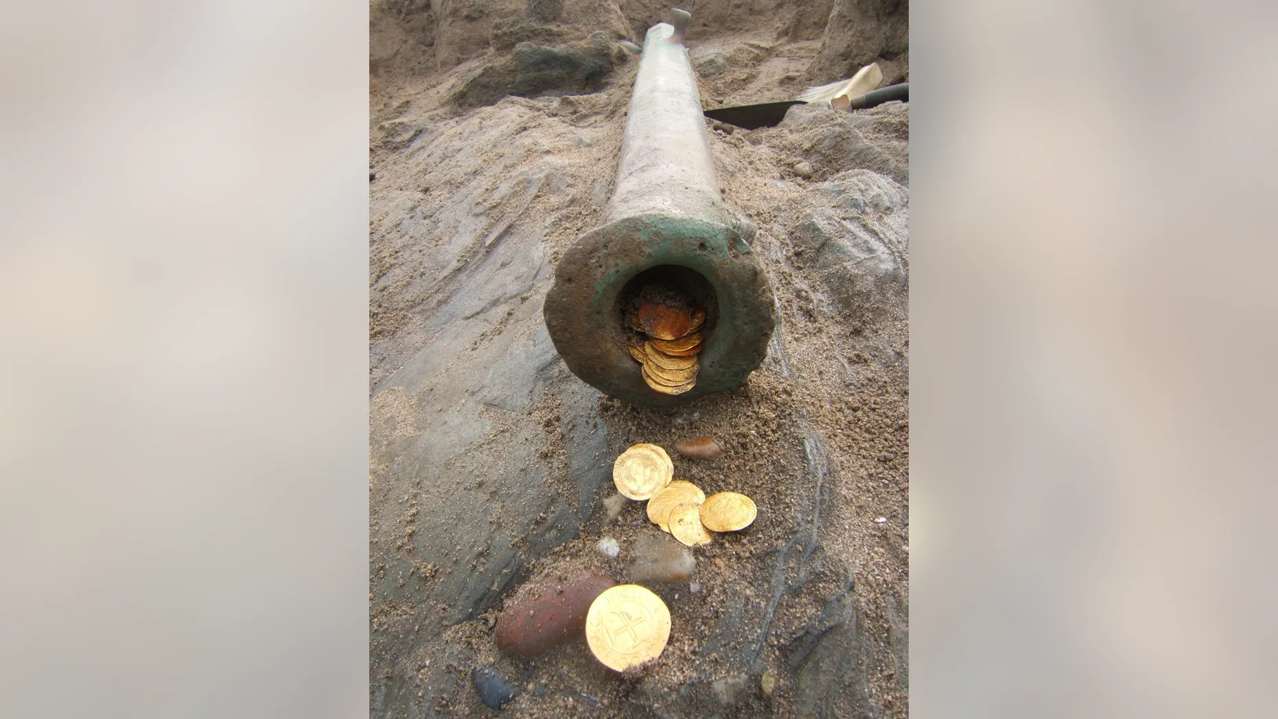 Корабль стоял под водой 500 лет и его никто не замечал. Странное судно заметили только когда осушили залив Корабль стоял под водой 500 лет и его никто не замечал. Странное судно заметили только когда осушили залив корабля, алмазов, судно, примерно, сразу, найти, осушения, остались, добыче, корабль, берегов, грузом, перегружен, Намибии, всего, Скорее, борту, драгоценностей, сумев, золота